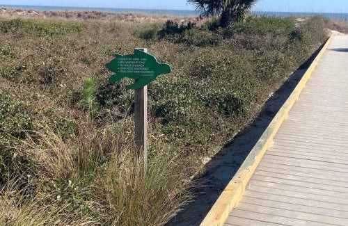 Hilton Head Island Apartamento | SerenityByTheSea-Couples Retreat-King,Bikes,Chairs