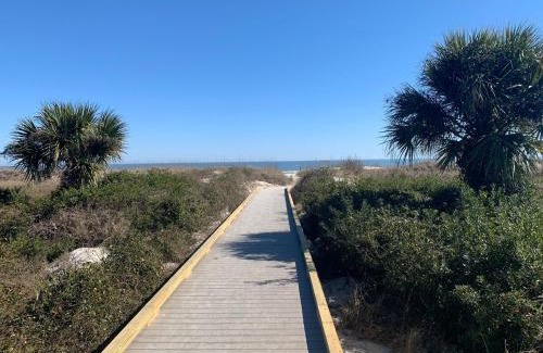 Hilton Head Island Apartamento | SerenityByTheSea-Couples Retreat-King,Bikes,Chairs