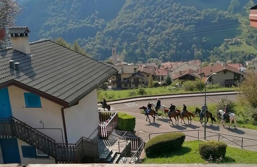 Serina Chalet De Esquí | Serina Chalet: Mountain Apartment with Panoramic Terrace, WiFi, and Parking