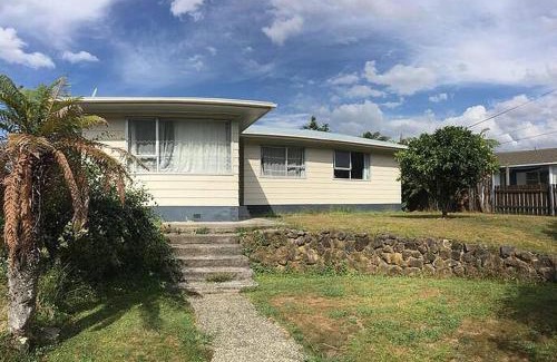Selwyn Heights Casa | Served 3-Bedroom House A including 5 Double Beds, 1 Single Bed, and 2 King Sofa Beds