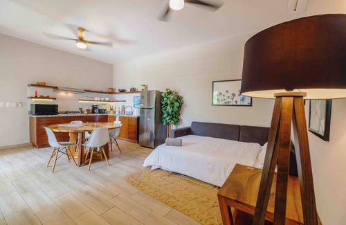 Colonos Cuzamil Apartamento | Serviced 1-Bedroom Apartment · Rooftop BBQ + Pool · Bikes · Security