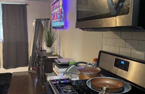 West Side Apartamento | Serviced one bedroom apartment with fireplace