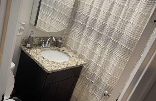 West Side Apartamento | Serviced one bedroom apartment with fireplace