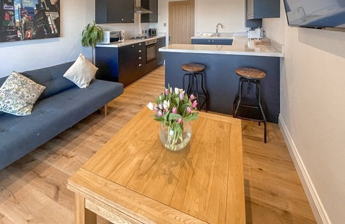 Felpham Cabaña | Set in a tranquil location with a balcony overlooking the fields and countryside.