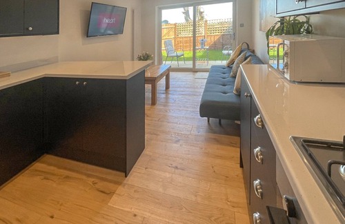 Felpham Cabaña | Set in a tranquil location with a balcony overlooking the fields and countryside.