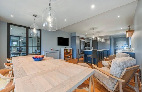 Middleton-on-Sea Casa | Set right on the shoreline of England’s stunning South Coast, Ocean Edge House is a five-bedroom luxury beachfront retreat designed for unforgettable holidays.
