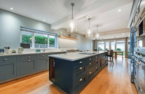 Middleton-on-Sea Casa | Set right on the shoreline of England’s stunning South Coast, Ocean Edge House is a five-bedroom luxury beachfront retreat designed for unforgettable holidays.