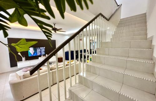 Setia Tropika Casa | Setia Tropika Serenity: 4Bedroom Landed 12-16pax