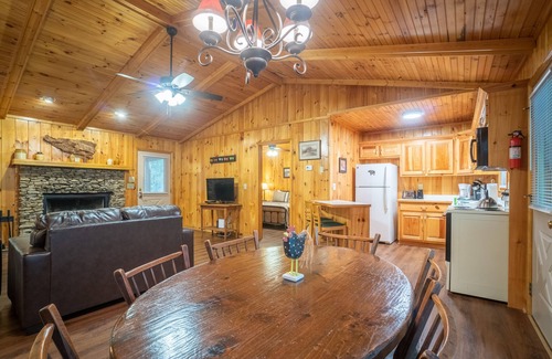 Sautee Nacoochee Cabina | Settin' on the Creek - Let Your Cares Drift Away!