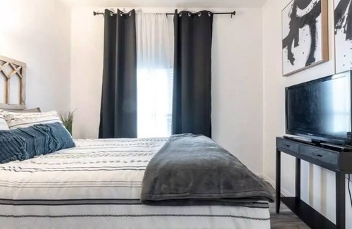 Downtown Redlands Casa | Settle in for a Month · Cozy Comfort Awaits!
