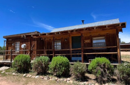 Lake George Cabina | Settler Cabin bathroom in unit