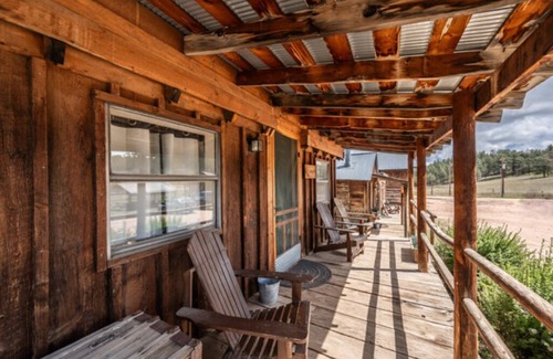 Lake George Cabina | Settler Cabin bathroom in unit