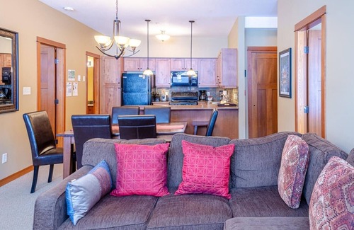 Sun Peaks Condominio | Settlers Crossing #61 by Bear Country