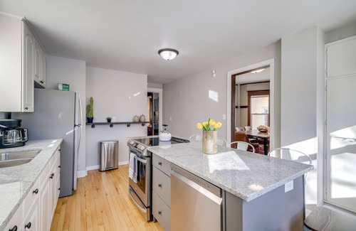 Merriam Park Casa | Seven Bedroom Saint Paul Stunner
