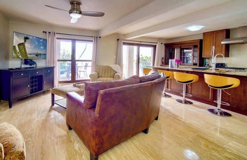 Northwest Point Condominio | Seven Mile View#2: 2 BR Oceanfront Condo w/ Pool