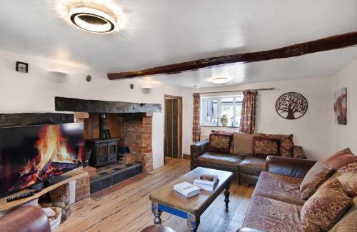 Thorpe Market Casa | Seven Space - Sandpit Cottage, 3 Bed Stay with Hot Tub