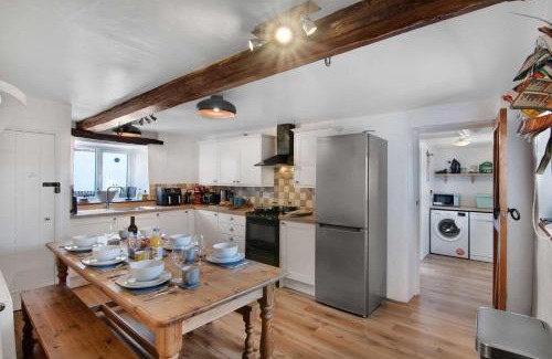 Thorpe Market Casa | Seven Space - Sandpit Cottage, 3 Bed Stay with Hot Tub