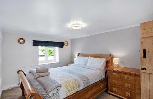 Thorpe Market Casa | Seven Space - Sandpit Cottage, 3 Bed Stay with Hot Tub