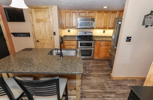 Seven Springs Condominio | Seven Springs 2 BR Premium Condo, Walk to Slopes by RedAwning - Save 10% on 3 Nights, 15% on 5 Nights!