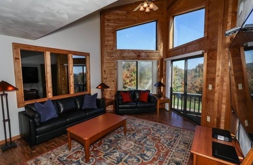 Seven Springs Condominio | Seven Springs 3 BR + Loft Condo, Walk to Slopes! by RedAwning - Save 10% on 3 Nights, 15% on 5 Nights!