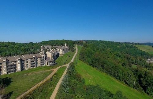 Seven Springs Condominio | Seven Springs Stoneridge 3 Bedroom + Loft Standard Condo - sleeps 8, private deck! by RedAwning - Save 10% on 3 Nights, 15% on 5 Nights!