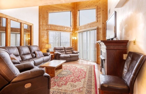 Seven Springs Condominio | Seven Springs Stoneridge 3 BR + Loft Standard Condo, Pet Friendly! by RedAwning - Save 10% on 3 Nights, 15% on 5 Nights!