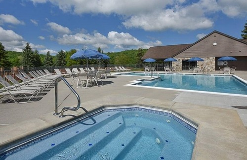 Seven Springs Condominio | Seven Springs Sunridge 2 Bedroom Deluxe Condo, Ski-In/Out! by RedAwning - Save 10% on 3 Nights, 15% on 5 Nights!