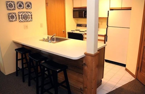 Seven Springs Condominio | Seven Springs Sunridge 2 Bedroom Standard Condo - Ski In/Out, Pet Friendly! 2 Condo by RedAwning