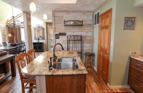 Seven Springs Condominio | Seven Springs Sunridge 3 Bedrooms Premium Condo, Private Hot Tub! by RedAwning - Save 10% on 3 Nights, 15% on 5 Nights!