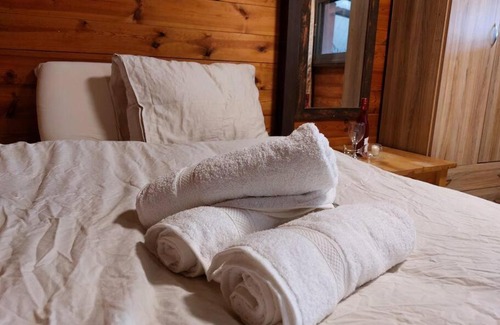 Yavne'el Chalet De Esquí | Seventh Heaven בקתת עץ זוגית מבודדת בלב מטע זיתים