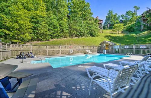 Sevierville Casa | Sevierville Cabin Private Deck, Community Pool!