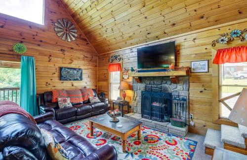 Sevierville Casa | Sevierville Cabin Private Deck, Community Pool!