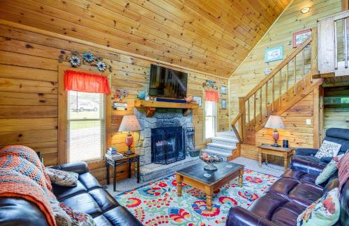 Sevierville Casa | Sevierville Cabin Private Deck, Community Pool!