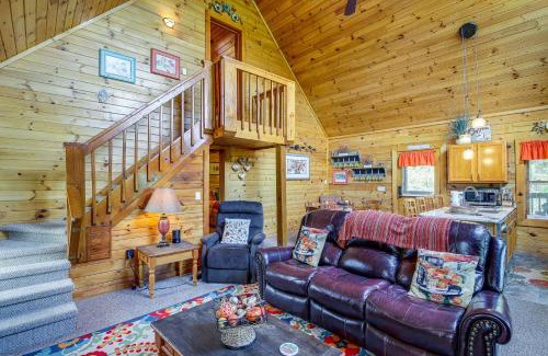 Sevierville Casa | Sevierville Cabin Private Deck, Community Pool!