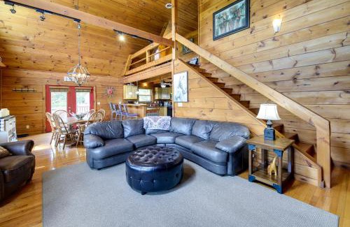 Sevierville Casa | Sevierville Cabin with Hot Tub and Mountain-View Deck