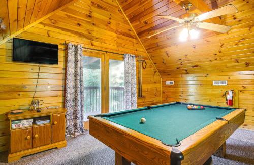 Sevierville Casa | Sevierville Cabin with Hot Tub and Deck!