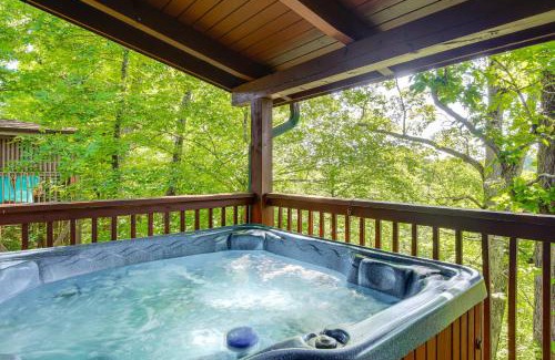 Sevierville Casa | Sevierville Cabin with Hot Tub and Deck!