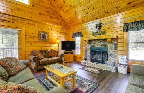 Sevierville Casa | Sevierville Cabin with Hot Tub and Deck!