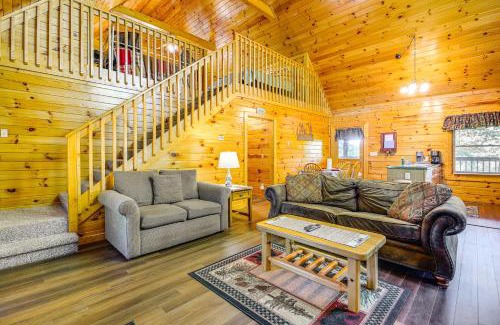 Sevierville Casa | Sevierville Cabin with Hot Tub and Deck!