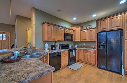 Sevierville Casa | Sevierville Cabin with Lake Views and Wraparound Porch
