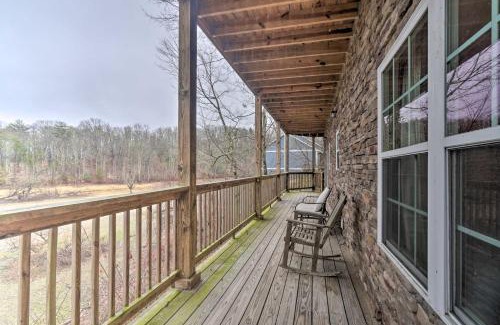 Sevierville Casa | Sevierville Cabin with Lake Views and Wraparound Porch