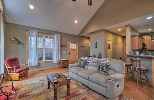 Sevierville Casa | Sevierville Cabin with Lake Views and Wraparound Porch