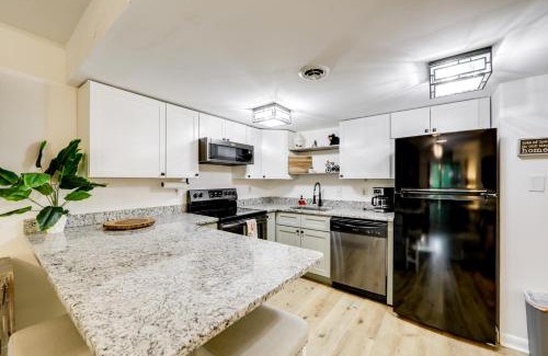 Sevierville Apartamento | Sevierville Condo with Balcony and Pool Access!