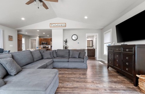Green Bay Casa | Pasos de LAMBEAU, NUEVA CONSTRUCCIÓN, Grupos grandes: 8 camas!