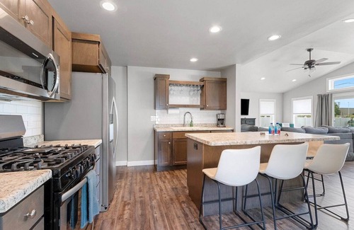 Green Bay Casa | Pasos de LAMBEAU, NUEVA CONSTRUCCIÓN, Grupos grandes: 8 camas!
