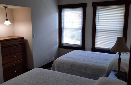 Pittsburgh Casa | Sha-Ron's Place 2 bedroom home in McKees Rock, Pittsburgh