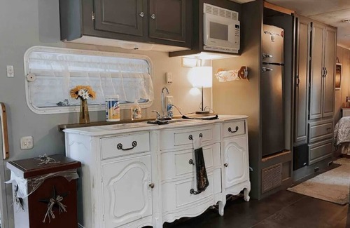 Kennebunk Casa | Shabby Chic Camper/Tiny Home with Hot Tub & Fire Pit, Downtown Kennebunk