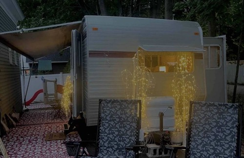 Kennebunk Casa | Shabby Chic Camper/Tiny Home with Hot Tub & Fire Pit, Downtown Kennebunk