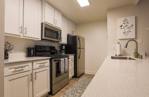 Ivey Ranch - Rancho Del Oro Apartamento | Shabby Chic Oceanside 2 Bedroom with+POOL+24/7GYM+King&2Queen beds