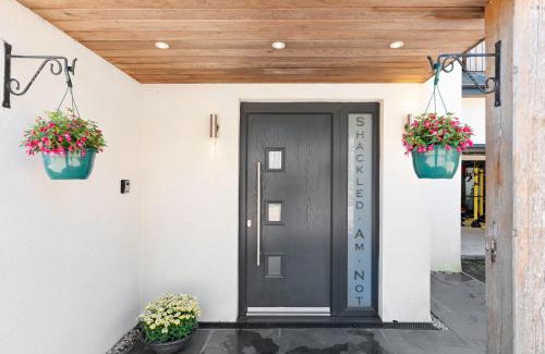 Camelford Casa | Shackled-Am-Not - Luxury home sleeps 8 with hot tub and games room North Cornwall